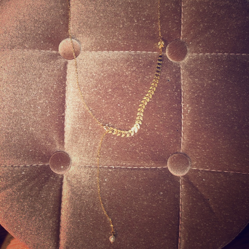 Dainty gold necklace with pearl